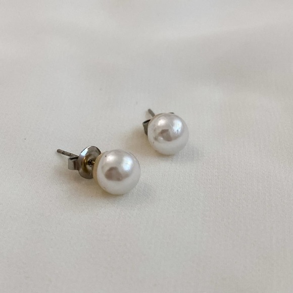 VTG Ivory Pearl Ball Gold Stud Earrings - Picture 5 of 9